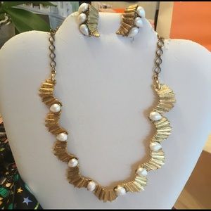 Vintage scalloped Lovely gold/Pearl Necklace EARNG